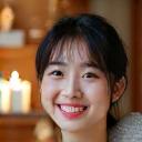 생일 케이크 앞에서 행복하게 웃는 생일 파티 주인공